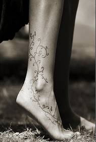 photo de motif de tatouage de fleur de beaux pieds classiques