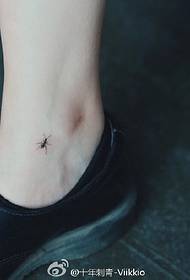 узорак тетоважа стопала мрава