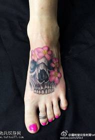 klasisks ķiršu ziedu tetovējums