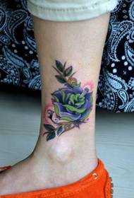 女孩子腿部玫瑰花纹身图案
