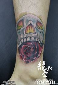 lobanja rose na gležnju Tattoo vzorec