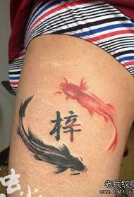 pernas masculinas um padrão de tatuagem de lula de pintura de tinta