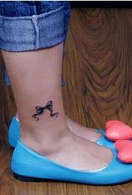 girls' feet can be seen in the bow tattoo pattern picture