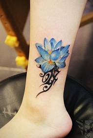 裸脚上的蓝色花朵纹身图片很美丽