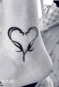 patrón de tatuaje de serpiente en forma de corazón del pie