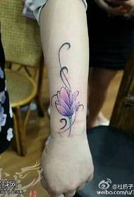Pola tato pergelangan tangan berisi bunga lotus untuk ditempatkan