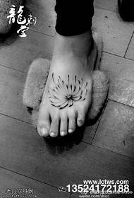 s estilo de tinta un patrón de tatuaje de crisantemo
