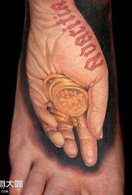 wzór tatuażu ręcznie złota moneta stóp