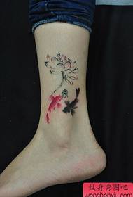 脚のタトゥーパターン：脚の水墨画イカロータスタトゥーパターン