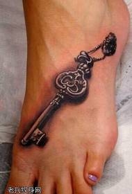 wzór tatuażu czarny klucz stopy