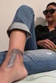 Estrelas de tatuagem de Rihanna em imagens de tatuagem de asas negras