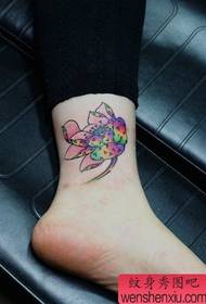 Τα πόδια του κοριτσιού όμορφα χρωματισμένο μοτίβο τατουάζ λωτού