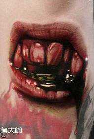 patró de tatuatge de dents a peu de sang