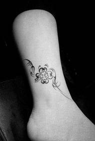 girls like the leg totem four leaves Grass vine tattoo pattern