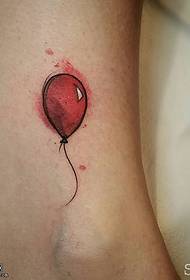 Ipateni ebomvu ye-balloon tattoo kwi-ankle