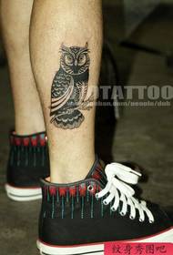 model de tatuaj cu bufniță totem pentru vițel