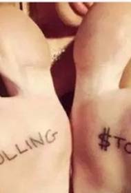 Internationale tattoo-ster Miley Cyrus Foot Engelse en symbooltatoegeringsfoto's