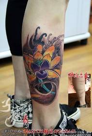 disegno del tatuaggio del loto rosso sul polpaccio