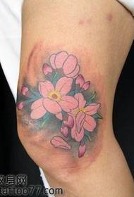 美腿美麗的櫻花紋身圖案