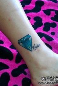 Wzór nogi tatuaż kolorowy diament dziewczyna