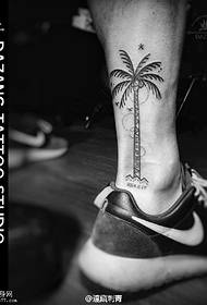 脚腕上的小椰子树纹身图案