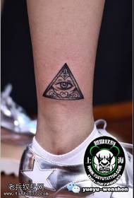 patrón de tatuaxe de ollos do triángulo no nocello