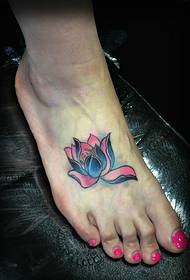 sexy instep met 'n lotus-tatoeëringfoto