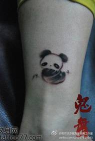 Awọn ẹsẹ odomobirin wuyi ilana panṣa tatuu panda