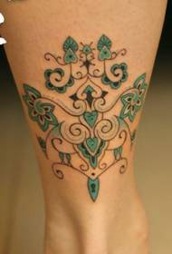 gut aussehendes Totem-Tattoo-Muster am Bein