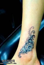 Patrón de tatuaje de flor de color de pie