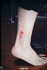 unha pequena tatuaxe de flores no nocello