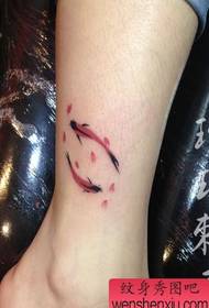 patrón de tatuaje de calamar de pintura de tinta de pierna de niña