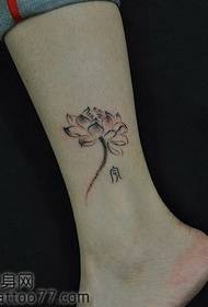 Inchiostro per gamba di bellezza che dipinge Lotus Tattoo Pattern