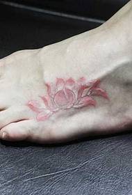 model de tatuaj lotus roz picior