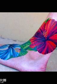 rød og blå blomster tatoveringsmønster