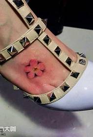 pēdas viena ķiršu zieda tetovējums