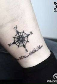 kompas tetování vzor na kotníku