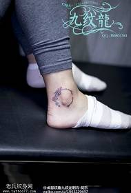 Garland Tattoo στο πόδι