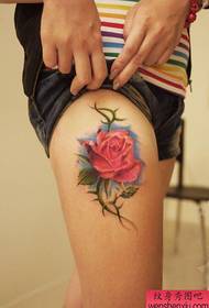 piękno nóg piękny kolorowy wzór róży tatuaż