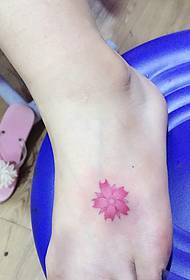 Pequeño y pequeño patrón de tatuaje de flor de cerezo fresco elegante y noble