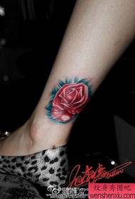 女生腿部漂亮的彩色玫瑰花纹身图案