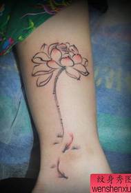 jente ben vakkert blekk maleri lotus liten blekksprut tatovering mønster