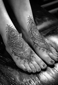 immagine simmetrica del tatuaggio di linea semplice geometrica nera sul collo del piede della ragazza