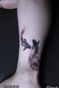 Чорним малюнком татуювання чорної золотої рибки