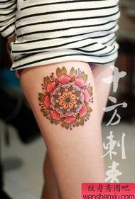 Hermoso y elegante patrón de tatuaje floral para piernas de mujeres hermosas