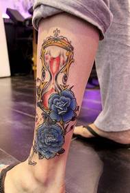 vacker fotled vacker ser timglas ros tatuering mönster bild