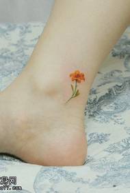 disegno del tatuaggio di fiori freschi sulla caviglia