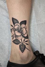 klassisches florales Tattoo am Knöchel