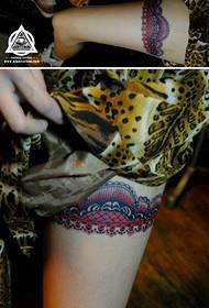 Këmbët bukurosh modelin e modës tatuazh te dantella e shpendëve