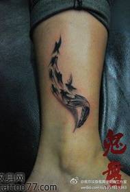 patrón de tatuaje de golondrina de plumas bellamente popular de pierna